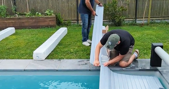 Assemblage des lames d'un volet hors sol piscine